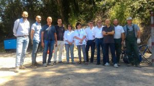 Foto di gruppo tra i vari componenti del campo prova a Giucano, tra questi il sindaco di Fosdinovo, Camilla Bianchi e l'assessore provinciale e sindaco di Bagnone, Carletto Marconi