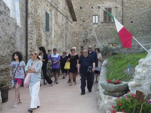 L'arrivo delle autorità prima dell'inaugurazione del del nuovo parco giochi a Filetto (foto Massimo Pasquali)