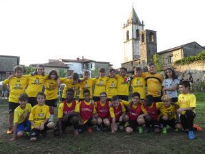 Alcuni giovani "utilizzatori" del nuovo parco giochi a Filetto (foto Massimo Pasquali)