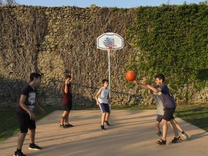 Il campetto da basket nel nuovo campo da giochi a Filetto (foto Massimo Pasquali)