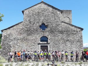 Alcuni ciclisti davanti alla Pieve di Sorano pronti a "testare" i nuovi sentieri