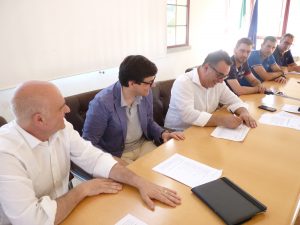 Il sindaco Novoa firma la petizione. Accanto a lui il sindaco di Rocchetta di Vara, Riccardo Barotti e quello di Calice al Cornoviglio, Mario Scampelli.