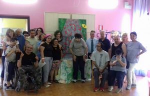 i ragazzi del centro di Quercia donano il quadro al Comune di Aulla rappresentata dal sindaco, Roberto Valettini