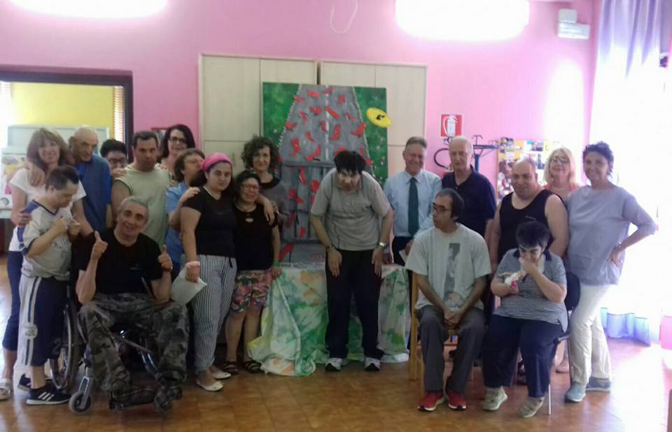 Donato al comune di Aulla un quadro contro la  violenza sulle donne