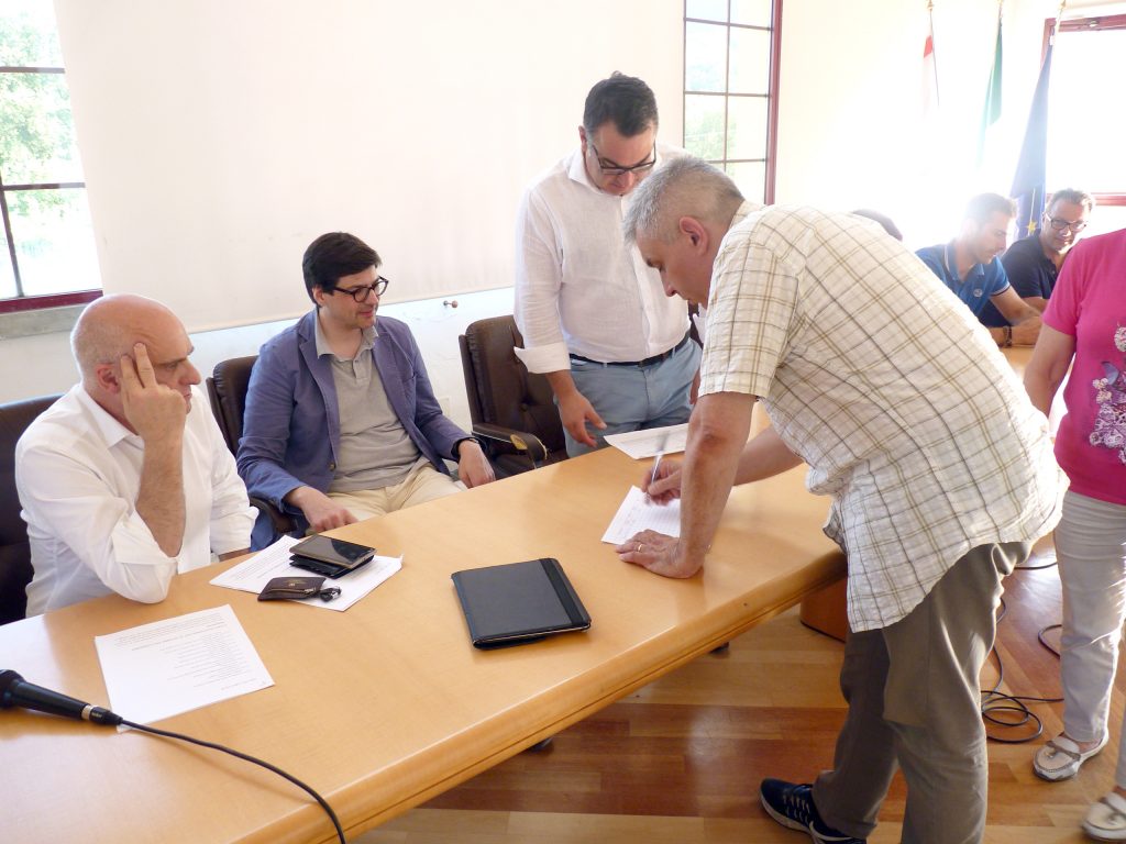 Maurizio Maucci, residente ad Asti ma originario di Mulazzo, precisamente della frazione del Cerro, località isolata dalla frana della strada dei Casoni, è il primo firmatario della petizione dopo i tre sindaci coinvolti nell'iniziativa.
