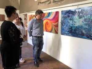 Il sindaco Paolo Grassi e l'assessore alla cultura Francesca Nobili vistano la mostra di Stefania MartinicoIl sindaco Paolo Grassi e l'assessore alla cultura Francesca Nobili vistano la mostra di Stefania Martinico