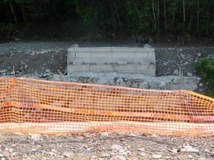 Il "salto" tra le due sponde divise dopo che il ponte di Cadugo è crollato durante l'alluvio del 2011