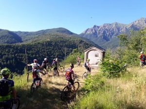 Due suggestive immagini in cui si testimoniano due momenti della "inaugurazione" dei sentieri con i ciclisti che hanno provato i percorsi a cavallo delle loro Mtb.