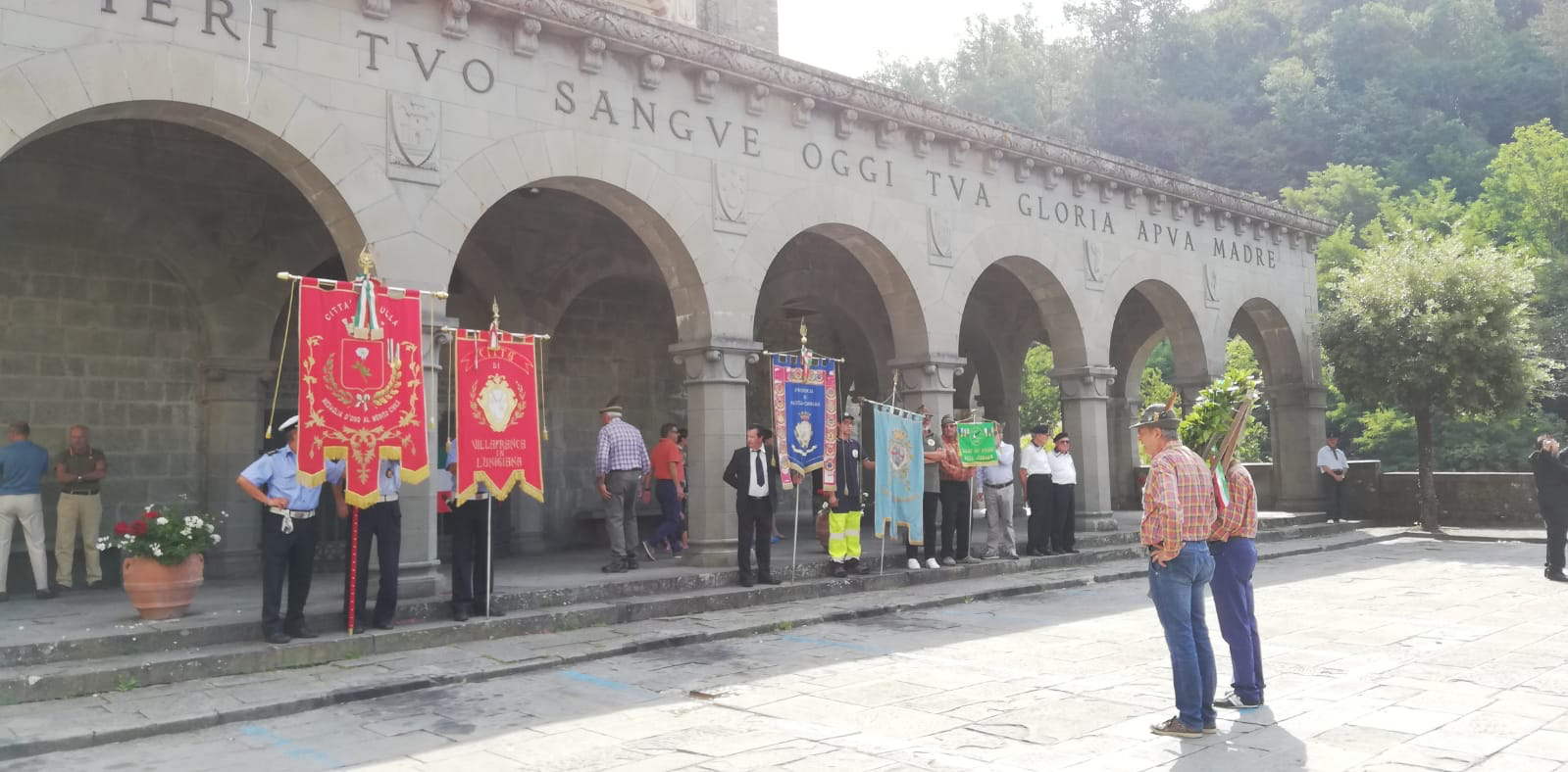 Grande festa per la benedizione del nuovo gagliardetto