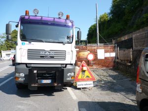 Il cantiere dei lavori all'imbocco del cavalcavia che porta dagli ex Cappuccini