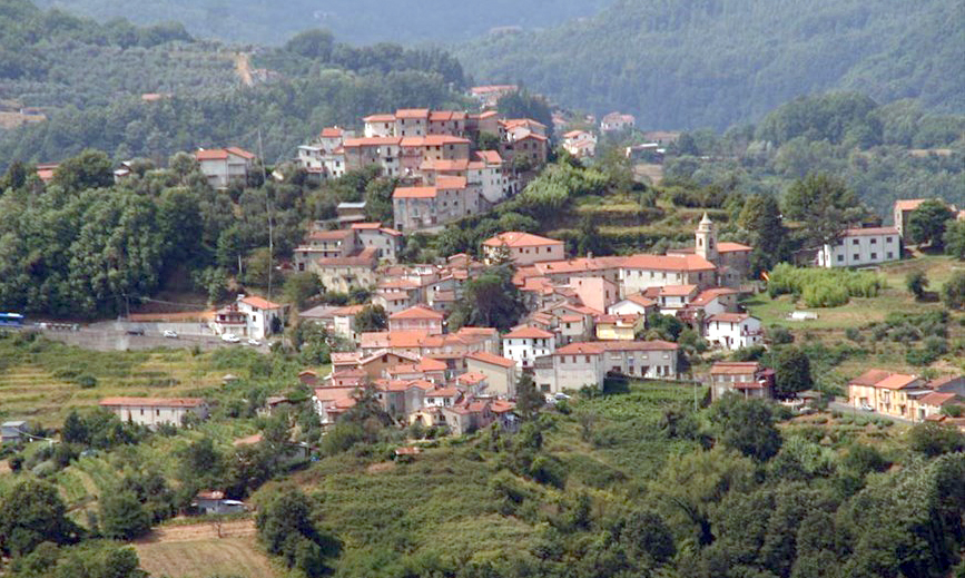 San Terenzo Monti: la piazza principale dedicata al Nisei Daniel Inuoye San Terenzo Monti: la piazza principale dedicata al Nisei Daniel Inuoye