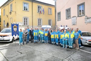 Il gruppo dei componenti della Venerabile Misericordia di Bagnone assieme al sindaco Carletto Marconi