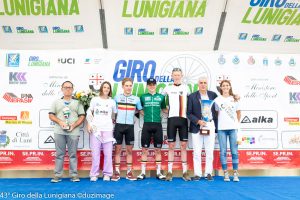 Il podio finale con i primi tre classificati al 43° Giro della Lunigiana. Al centro, in maglia verde, il dominatore di questa edizione, il belga Remco Evenepoel. Alla sua sinistra il secondo classificato, il connazionale Van Wilder mentre a destra il tedesco Gebner.