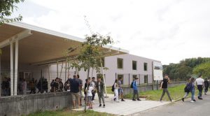 Primo giorno di scuola apre l'anno scolastico nella nuova struttura fiore all'occhiello del comune lunigianese (foto Massimo Pasquali)