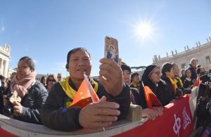 Un gruppo di cattolici cinesi in Piazza San Pietro