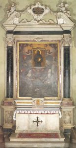 L'altare dedicato a San Francesco nella chiesa parrocchiale di San Colombano a Pontremoli