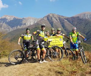 Foto di gruppo al gran premio della montagna sul Bosta