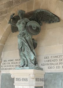 La Vittoria alata, scultura in bronzo nel monumento ai Caduti di Bagnone