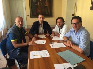 La firma del progetto della ciclovia. Da sinistra Gianluca Crocetti (Pontremoli), Giorgio Santi (Mulazzo), Loris Bernardi (Villafranca) e Giovanni Longinotti (Filattiera). Presente all'incontro, ma non al momento dello scatto, anche il rappresentante del comune di Bagnone Daniele Lombardi.