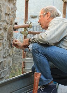 Il dott. Franco Cecchi, già capo-restauratore della Soprintendenza Archeologica della Toscana, qui impegnato in un consolidamento della testa prima dell'asportazione