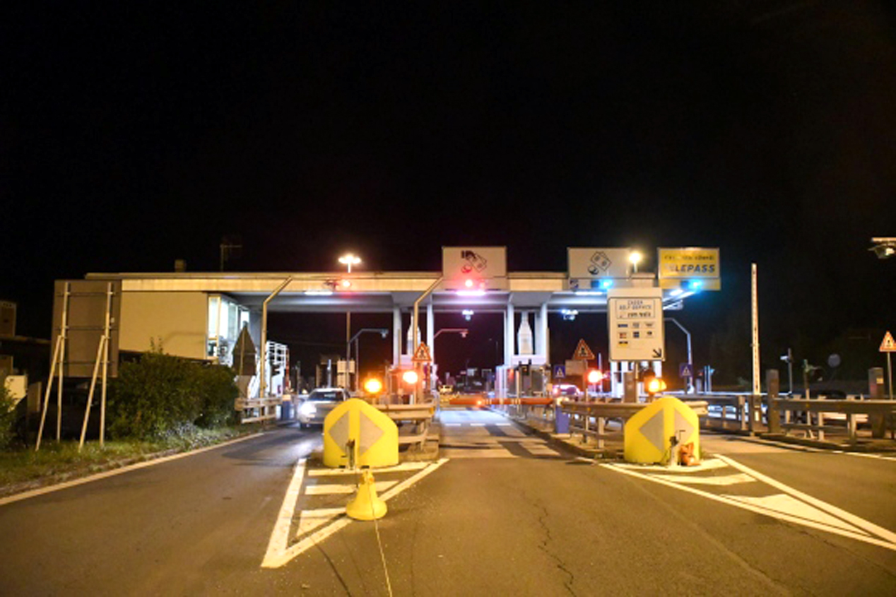 Momenti di panico al casello autostradale di Pontremoli