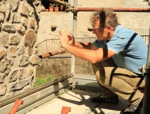 Il prof. Sergio Cervietti dell'Accademia di Belle Arti di Carrara, qui intento a fotografare, è uno degli esecutori del calco che sostituirà l'originale