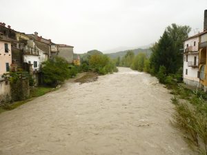 L'impetuoso passaggio del Magra dal ponte nei pressi del Teatro della Rosa