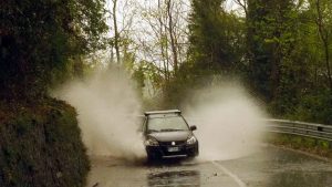 Varie pozze d'acqua createsi lungo le strade della Lunigiana (foto Massimo Pasquali)