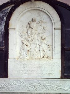 Il bassorilievo del XIX secolo che ricorda la visita del vescovo Milani al frantoio
