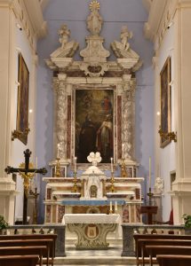 L’altare maggiore con le bellissime quanto rare colonne tortili monolitiche in marmo Arabescato