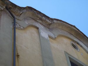 Particolare della parte alta della facciata prima del restauro