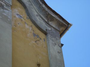 Particolare della facciata prima del restauro con le evidenti infiltrazioni d'acqua