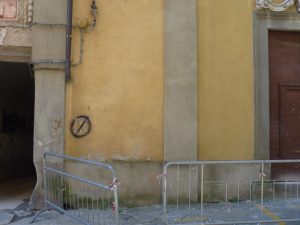 Le transenne che delimitavano l'area della facciata per il pericolo di crollo prima dei restauri