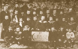 Una classe delle elementari nel castello di Pontremoli agli inizi del Novecento
