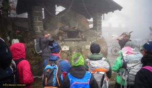 Momento di raccoglimento al monumento degli Alpini, ascoltando la tromba di Gabriele Moroni