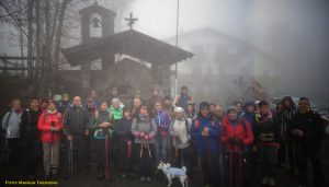 Foto di gruppo al Monumento agli alpini di Cerreto Laghi, nella chiesetta consacrata alla Madonna della neve