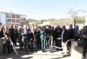 Il taglio del nastro che segna l'inaugurazione dell'Alberghiero di Bagnone (foto Massimo Pasquali)