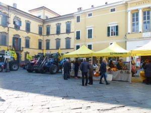 Il Mercato di campagna amica durante la giornata del Ringraziamento della Coldiretti che si è tenuta a Pontremoli