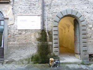 L'ingresso di Palazzo Damiani da via Mazzini