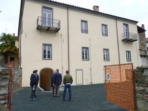 La facciata di Palazzo Damiani visto dalla Statale della Cisa