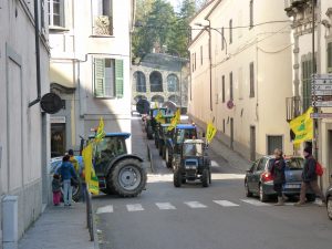 Giornata del Ringraziamento della Coldiretti: il passaggio dei trattori nelle vie cittadine