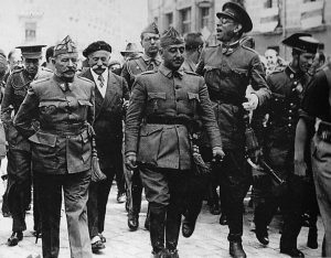 Burgos, 1938. Da sinistra il gen. José Cavalcanti, il gen. Francisco Franco e il gen. Emilio Mola y Vidal