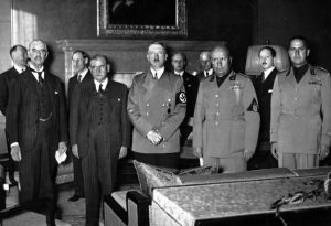 Monaco, 29 settembre 1938: foto ricordo della firma degli Accordi che assegnarono i Sudeti alla Germania. Da sinistra: Chamberlain, Daladier, Hitler, Mussolini e Ciano.
