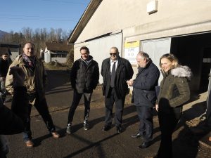 Di fronte alla stalla alla presenza del Dott. Gianfranchi, L'imprenditore Montani, il sindaco Bellesi, Il pres. Provincia Lorenzetti, e l'avv. Massa. (Foto Massimo Pasquali)