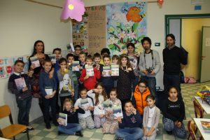 Foto di gruppo con il giornalista Tadashy (il secondo in alto da destra) tra i bambini della scuola "Galanti" di Arpiola