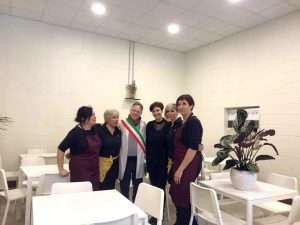 Il sindaco di Aulla, Roberto Simoncini, all'interno del nuovo bar della stazione con alcune delle operatrici della struttura.