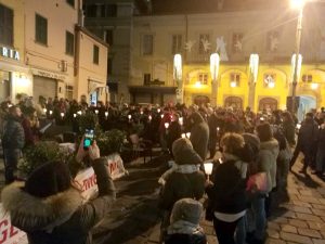 La fiaccolata in piazza della Repubblica a Pontremoli durante la manifestazione i “Diritti a testa alta”