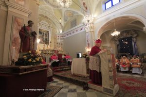 Mons. Alberto Silvani, vescovo di Volterra, presiede la celebrazione nella chiesa parrocchiale di Santa Maria a Filatteri (foto Amerigo Martelli)