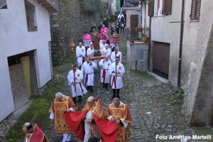 La processione nel borgo di Filattiera
