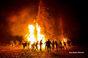 L'accensione del falò San Geminiano nel 2019 (foto Walter Massari)